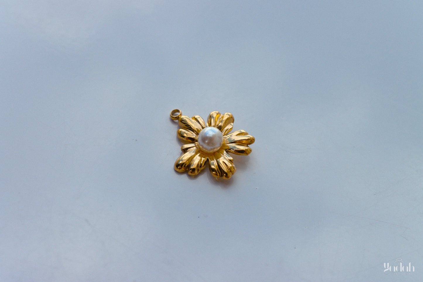 Flor con Perla Charm