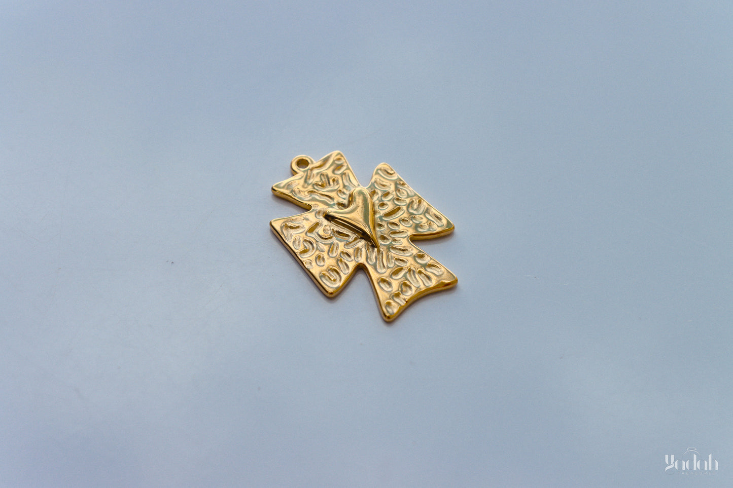 Cruz con Corazón Charm