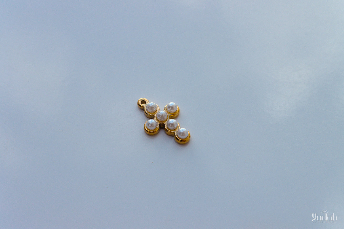 Cruz con Perlas Mini Charm