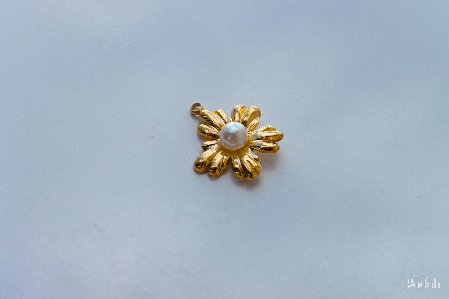 Flor con Perla Charm