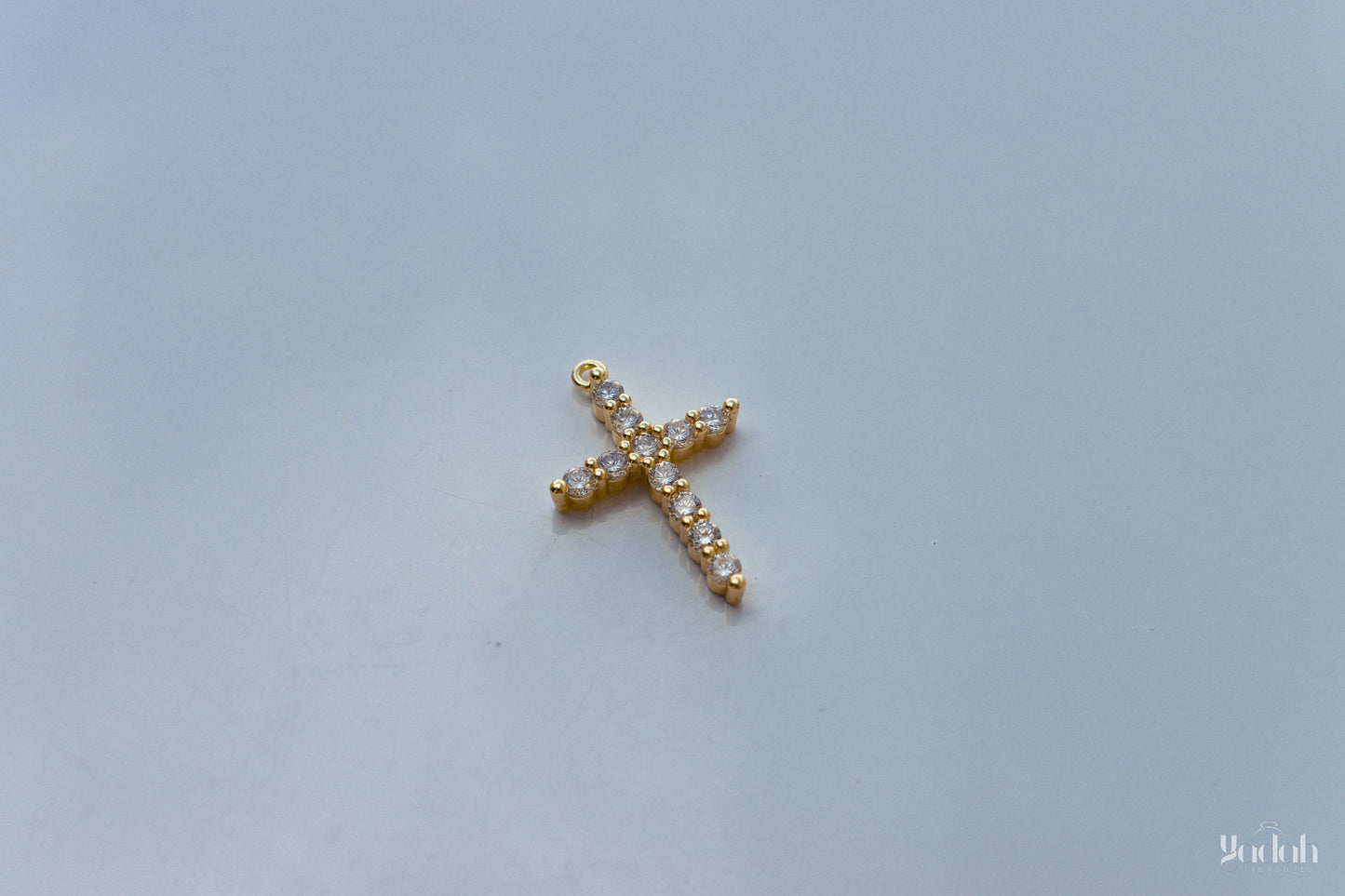 Cruz con Diamantes Charm