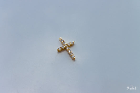 Cruz con Diamantes Charm